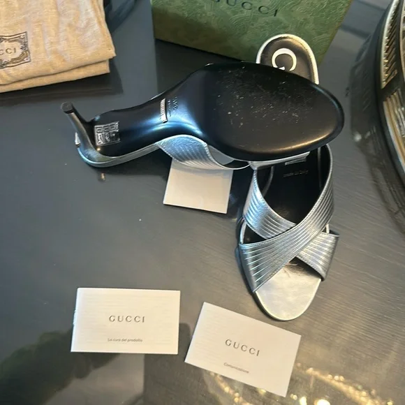 Gucci Logo Nappa Silk Metallic Leather Sandals in Argento - Picture 6 of 9